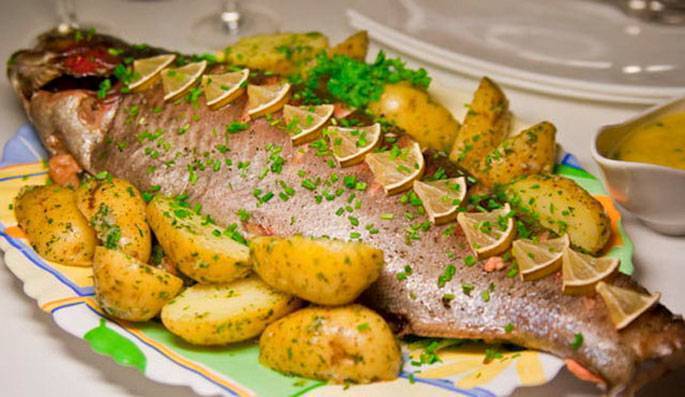 Форель в духовке с картошкой: домашние рецепты