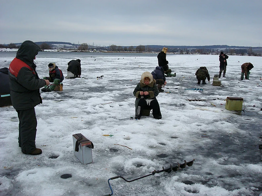 Рыбалка на столбовой. Рыбаки на льду. Много рыбаков на льду. Рыбаки на весеннем льду. Весенняя рыбалка на льду.