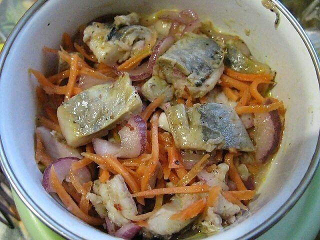 Корейский салат хе из рыбы с морковью
