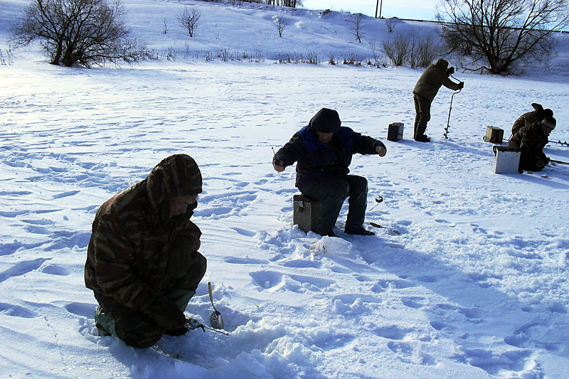 Зимняя рыбалка на реке