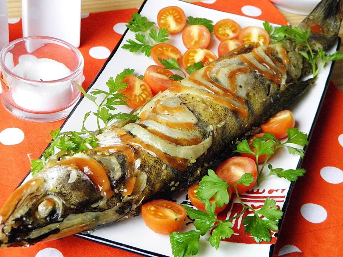 Рыба, запеченная с овощами в духовке в фольге и рукаве — 5 полезных рецептов запекания