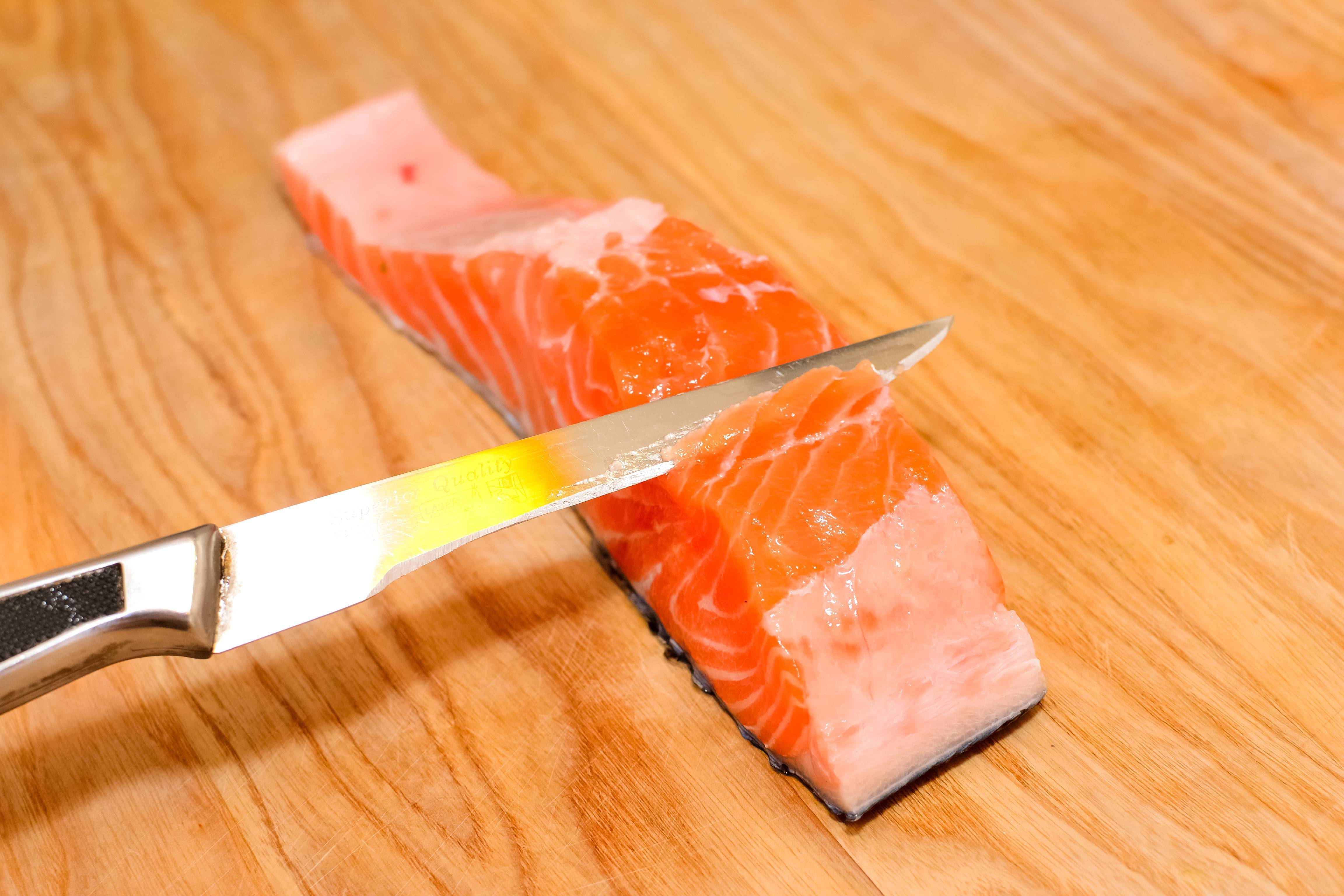 Есть мясо с ножа. Нарезанная красная рыба. Семга нарезка. Ломтики нарезанного лосося. Семга разрезанная.