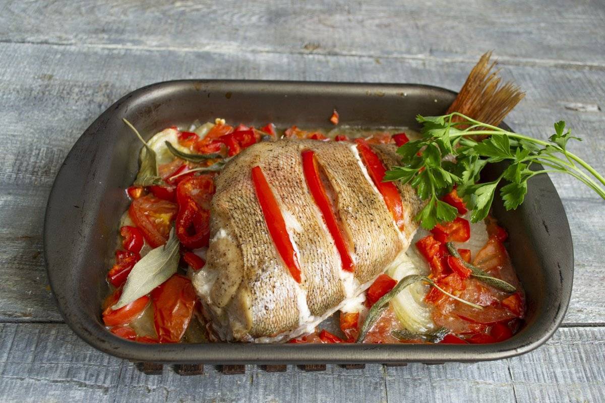 Красная рыба в духовке рецепты фото. Морской окунь в духовке. Окунь запеченный в духовке. Окунь с овощами в духовке. Окунь запеченный в духовке с овощами.