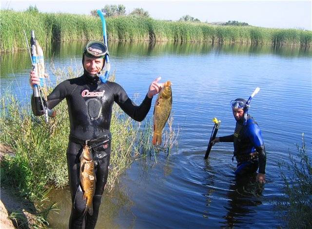 Подводная рыбалка в озерах. Подводная охота Александр Ивчин. Река Богучарка подводная охота. Подводная охота в реке.