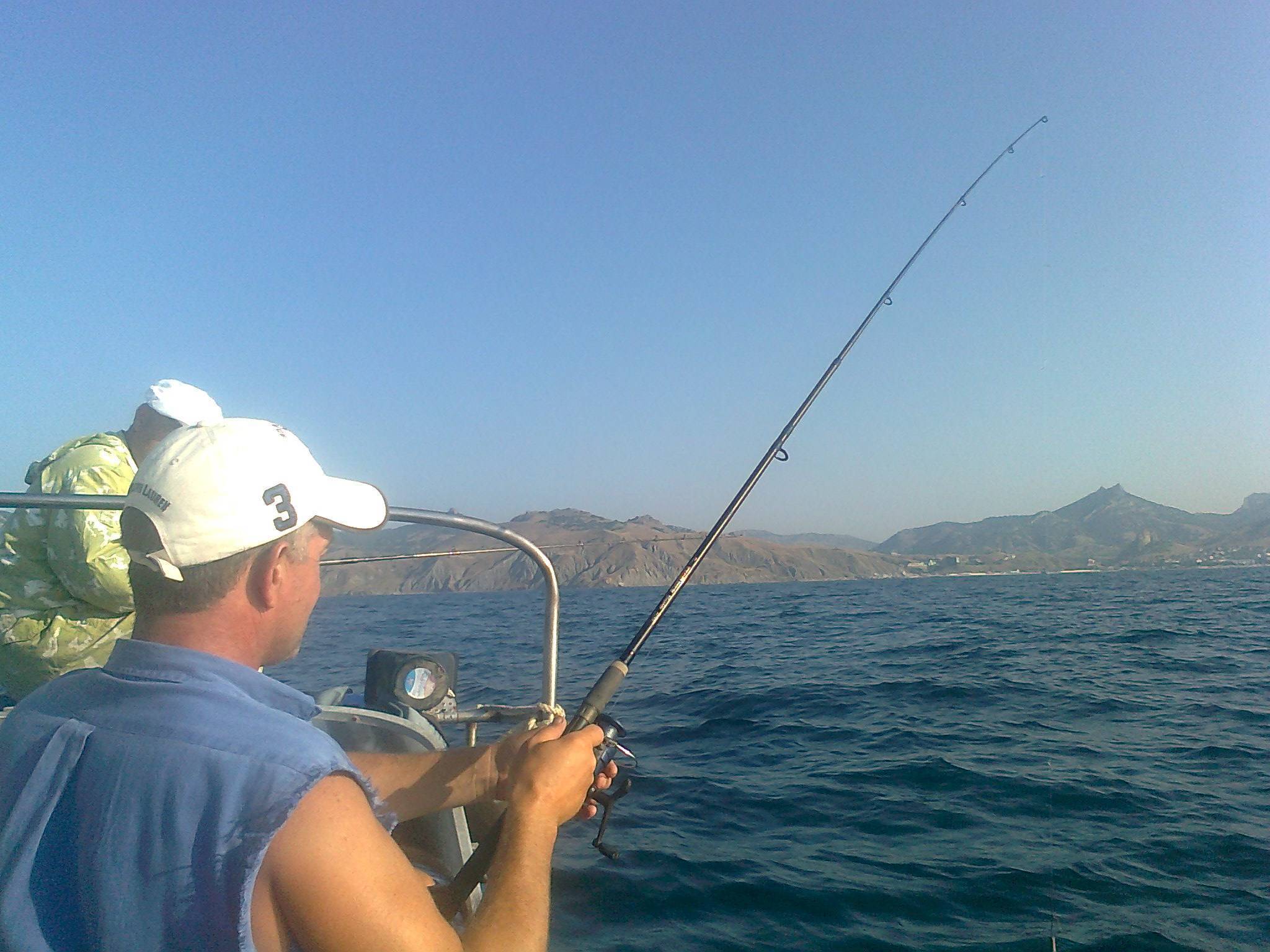 Ловим рыбу в крыму. Рыбалка на черном море. Морская рыбалка в Крыму. Морская рыбалка на черном море. Рыболовство в черном море.