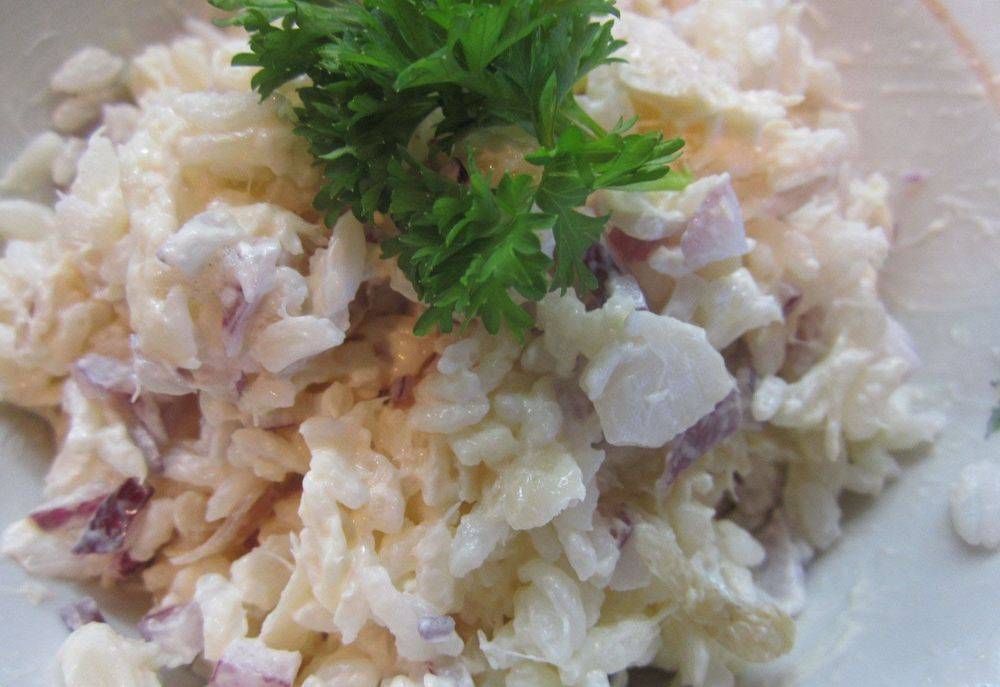 Салат с копченой рыбой: 20 простейших вариантов