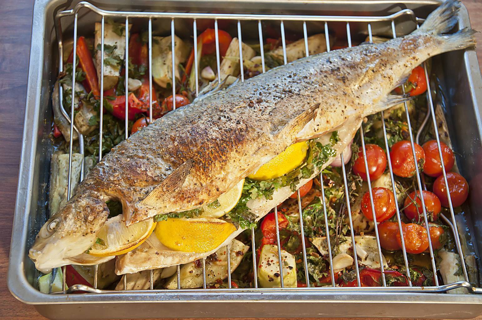 Запеченная рыба в духовке в фольге: рецепты с овощами