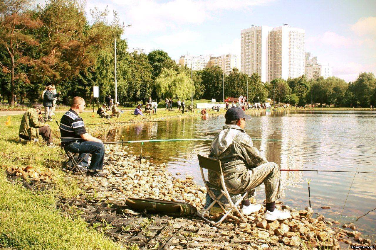 Ловить рыбу в городе. Рыбалка на Головинских прудах в Москве. Ангарские пруды Москва. Ангарские пруды Москва малый пруд. Ангарские пруды рыбалка.