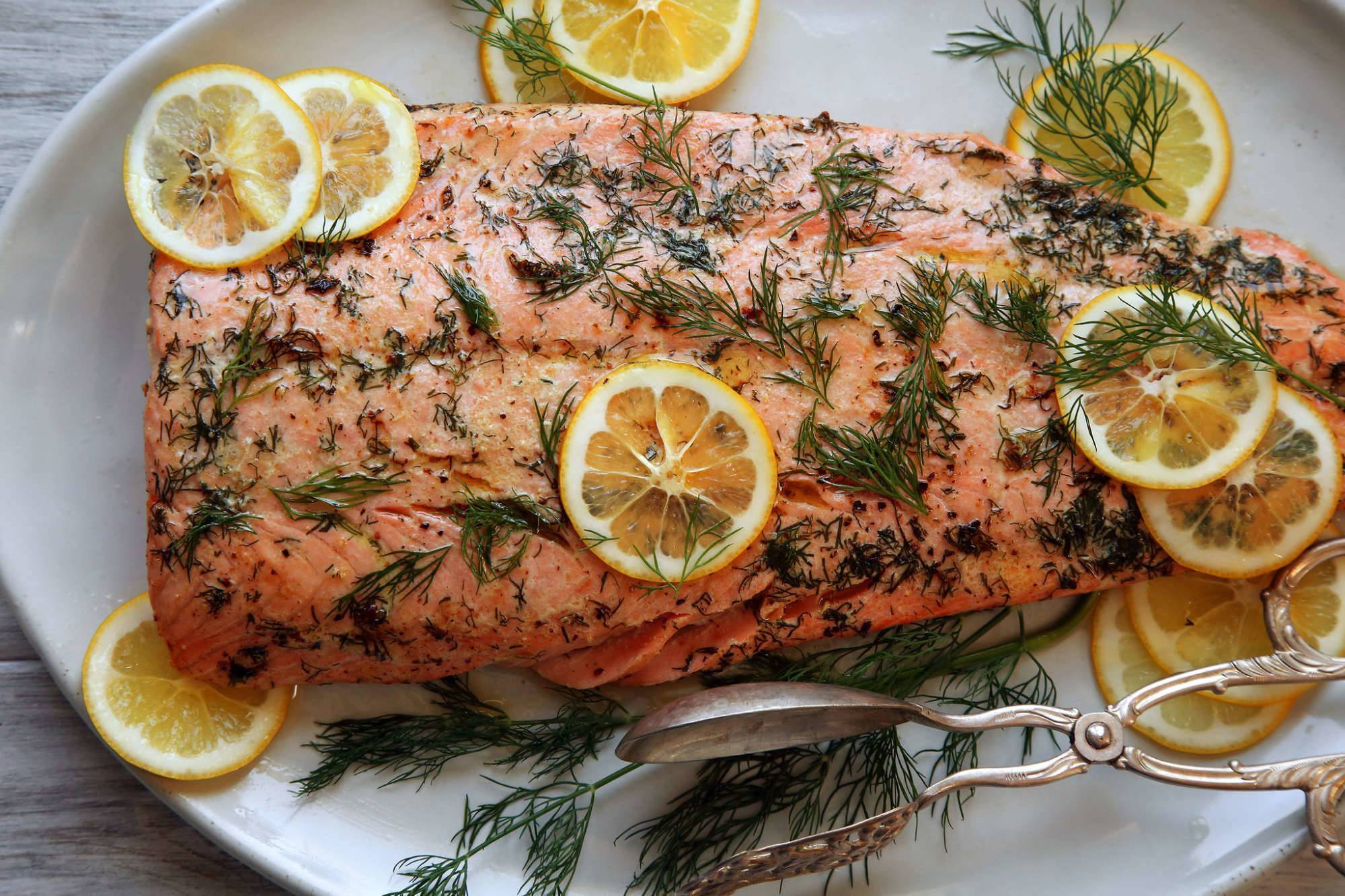 Как приготовить лосось в духовке или на сковороде на праздничный стол: рецепты с фото