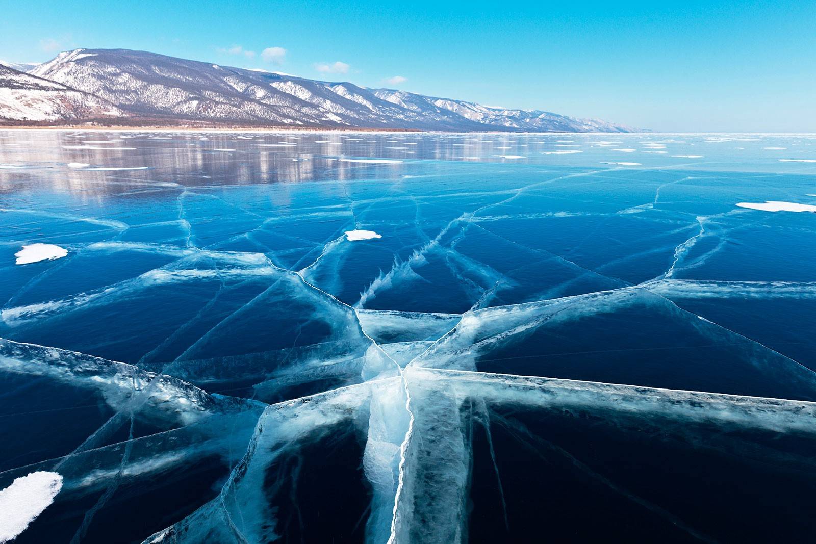 Прозрачный лед озера. Озеро Байкал подо льдом. Лед Байкала. Замерзшее озеро Байкал. Озеро Байкал лед.