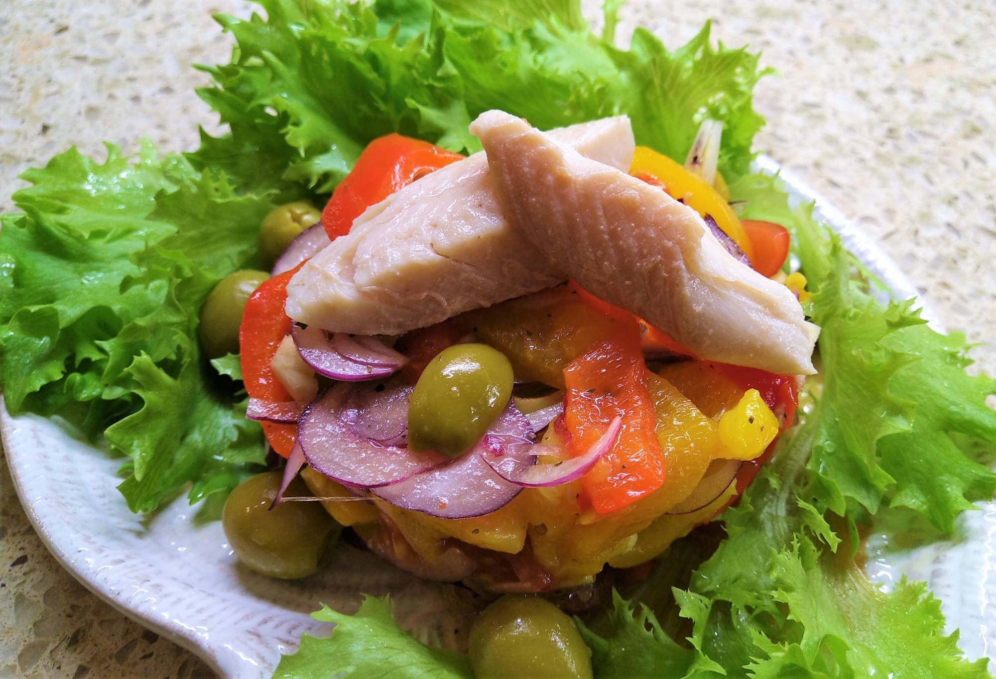 Как приготовить салат из консервированного лосося
