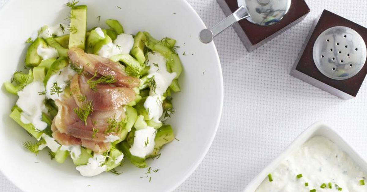 Как приготовить салат с копченым лососем?