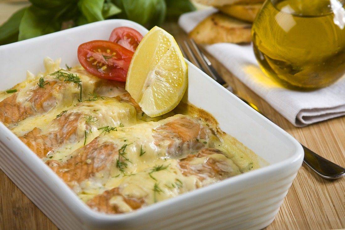 Красная рыба со сливками с картофелем на гарнир