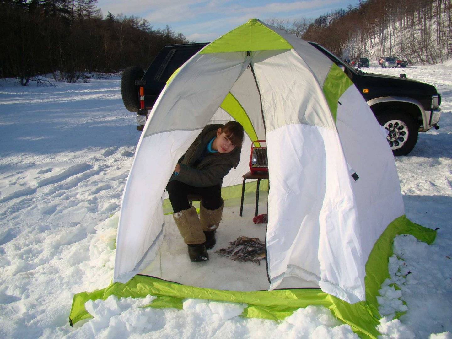 Зимняя рыбалка в палатке. Зимняя палатка для ночевки. Зимняя палатка с печкой для ночевки. Зимние палатки на двоих. Печку для рыбалки в палатку для зимней рыбалки.