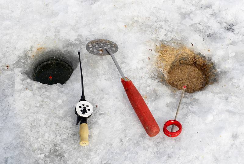 Ловля красноперки зимой со льда