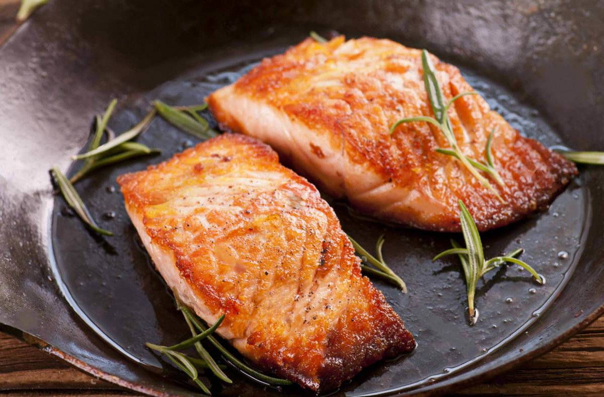 Сочный стейк из лосося на сковороде: секреты приготовления
