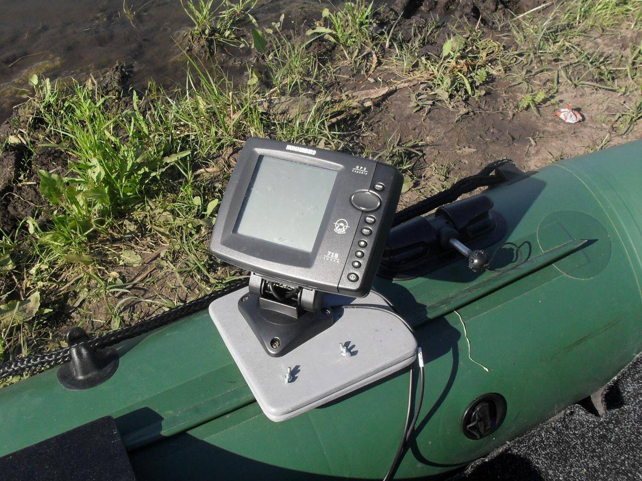 Держатель эхолота для пвх. Humminbird 100sx крепление эхолота. Держатель для эхолота на лодку ПВХ Адмирал 320s. Humminbird SMARTCAST RF 35e. Крепление эхолота Борика.