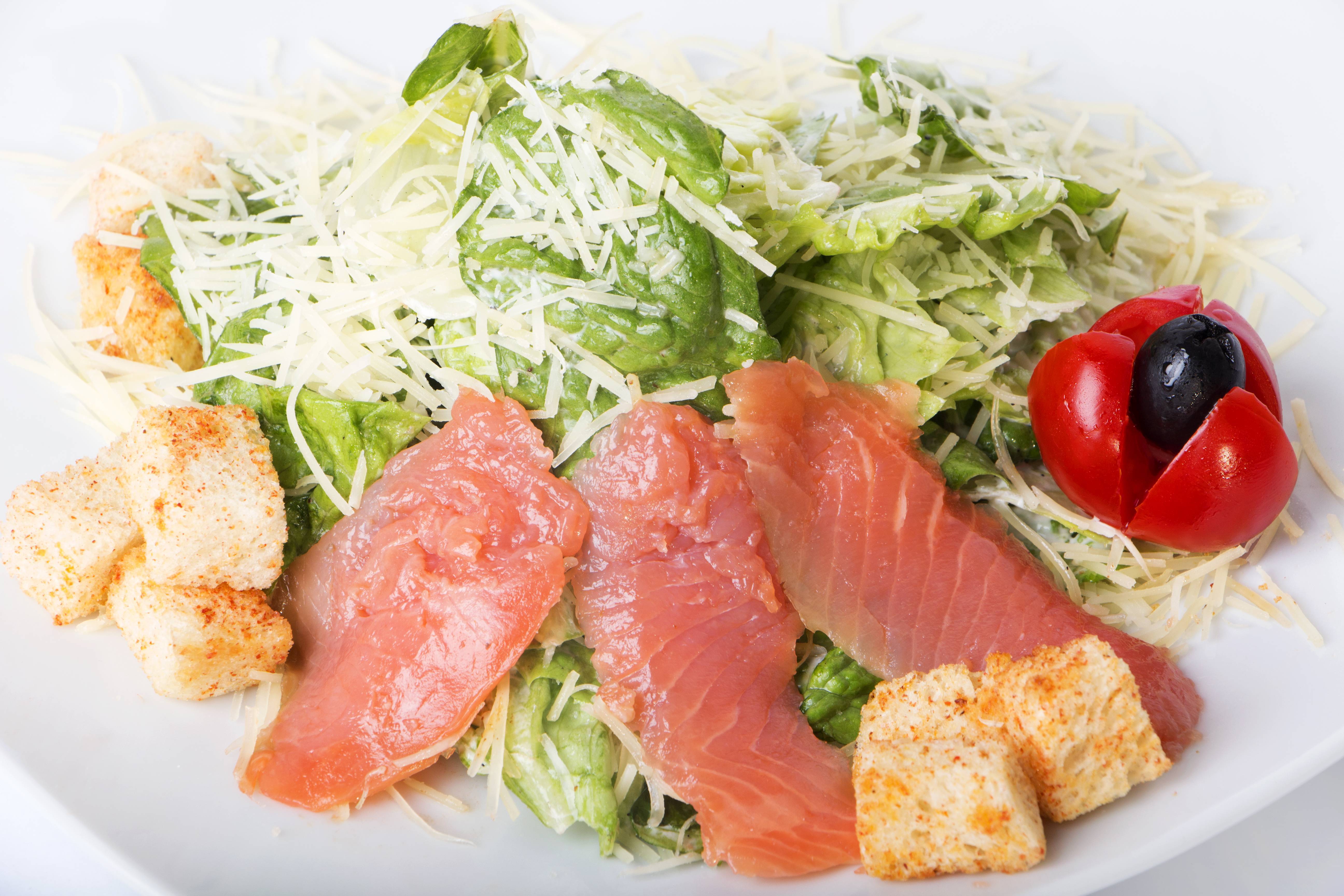 Салат цезарь семгой и сухариками: простой рецепт с рыбой и морепродуктами, список ингредиентов
