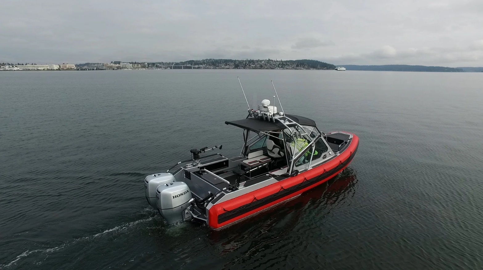 Рыбак выбирает алюминиевую лодку на рынке