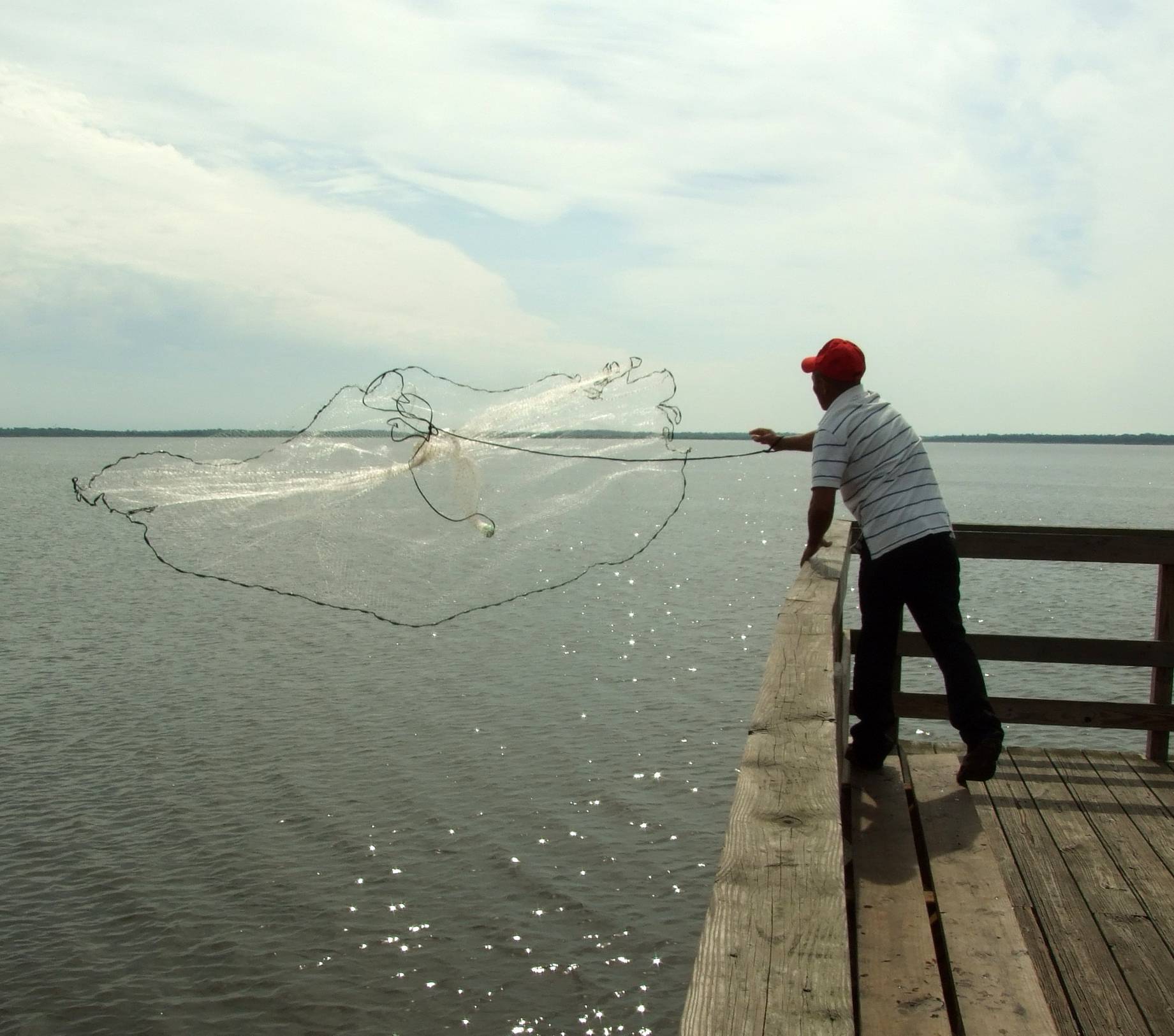 Ловить рыбу сеткой. Невод 110 метров. Рыбацкая снасть кастинговая сеть. Рыболовная сеть парашют. Невод рыболовный.