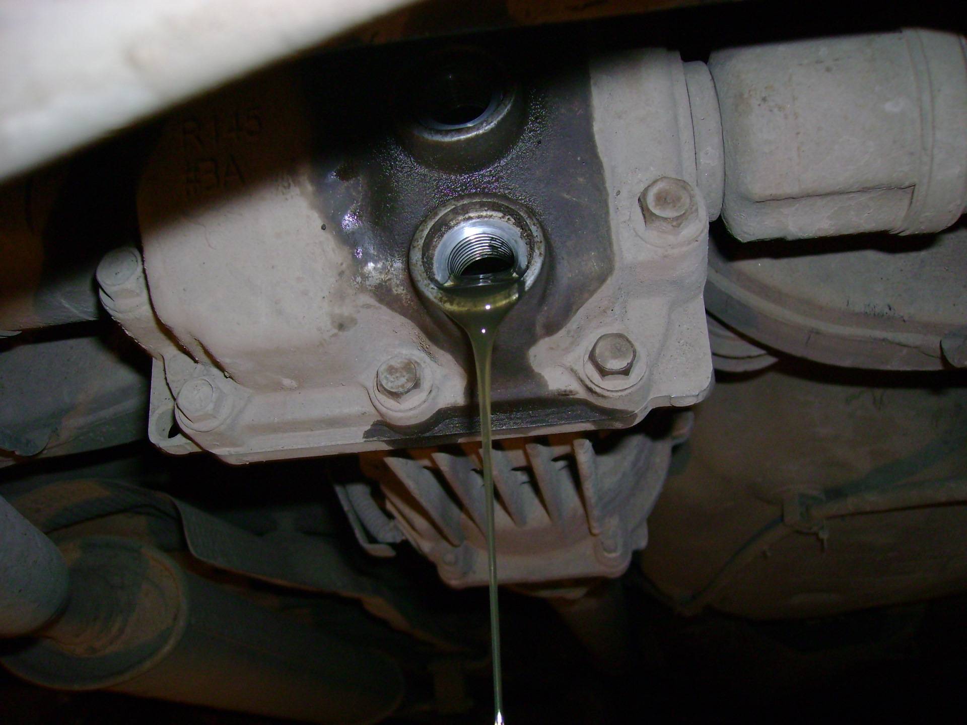 Как понять, какое масло нужно заливать в редуктор лодочного мотора?