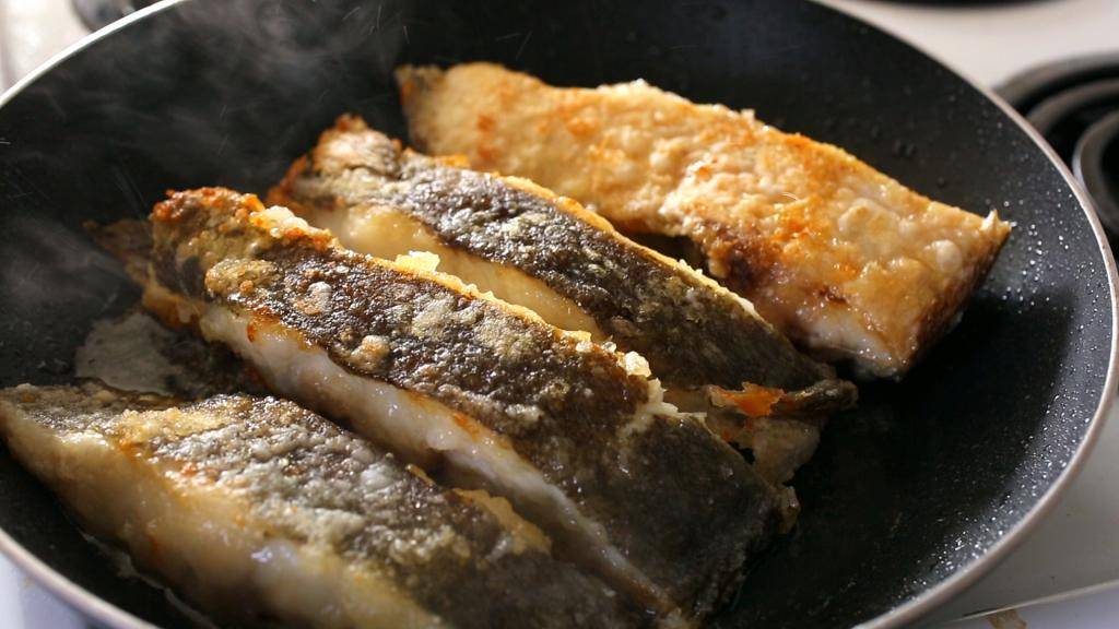 Как вкусно пожарить рыбу на сковороде? рецепты приготовления жареной рыбы