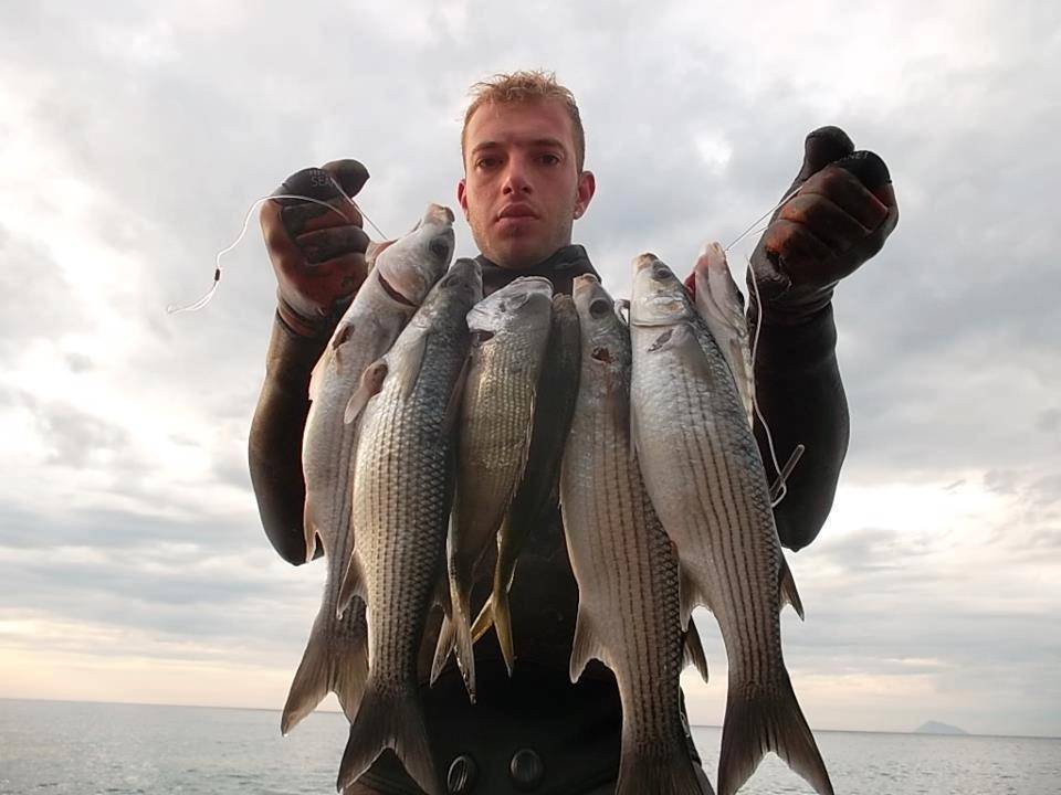 Ловля кефали в море. Рыбалка на черном море. Рыбак с рыбой в руках. Рыбалка на кефаль. Ловля рыбы в Крыму.