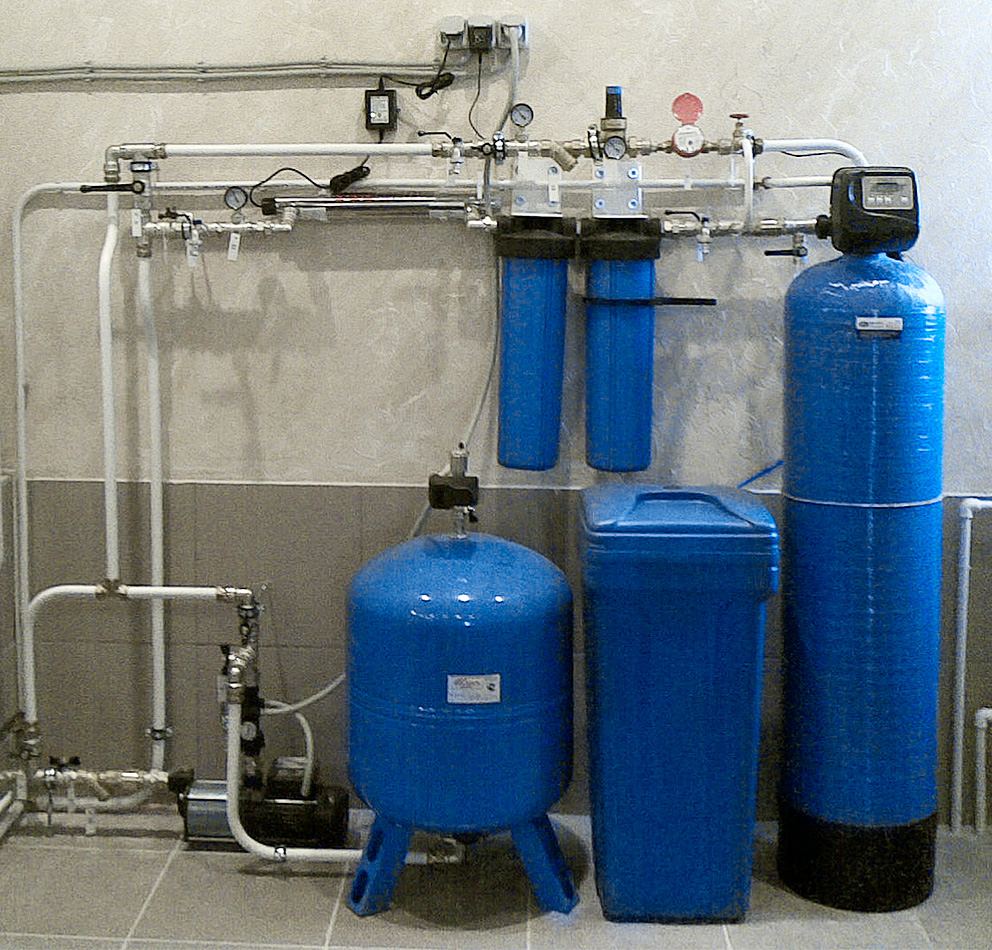 Фильтры умягчения воды для дома. Система умягчения 6386. Умягчители воды для коттеджей. Водоподготовка для коттеджа. Водоочистка в коттедже.