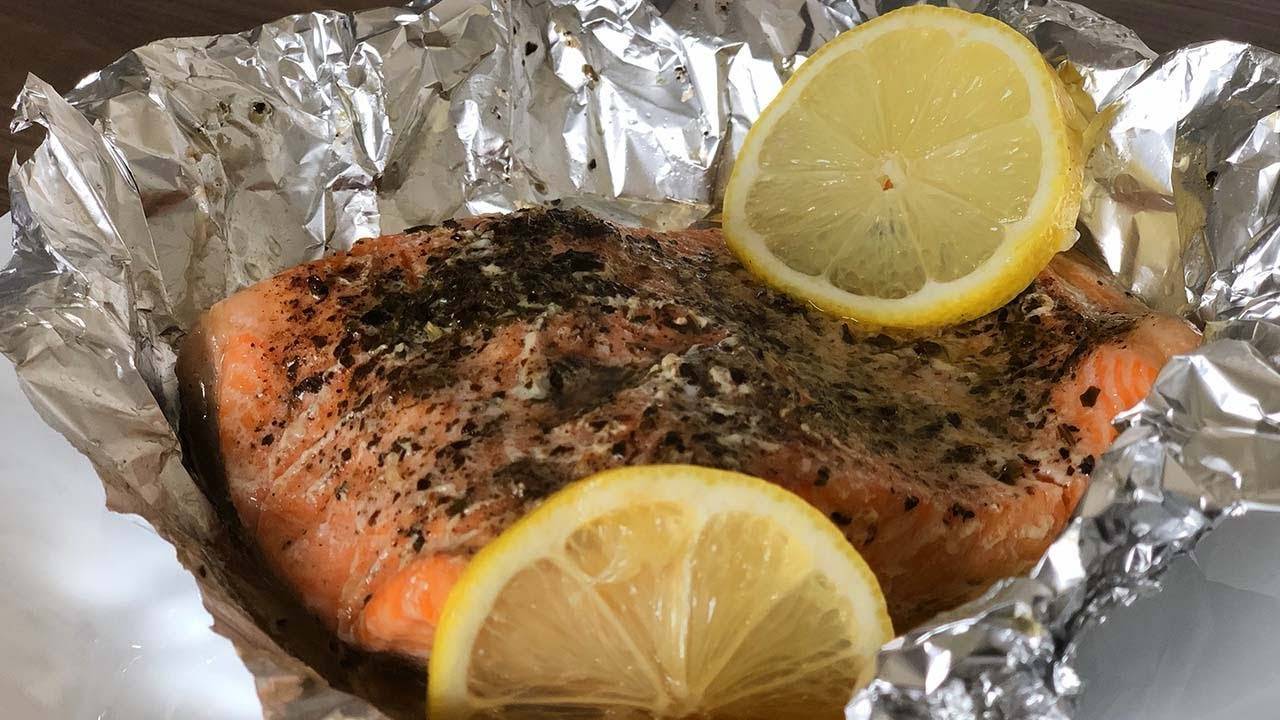 Рыба запеченная в духовке в фольге с лимоном рецепт с фото
