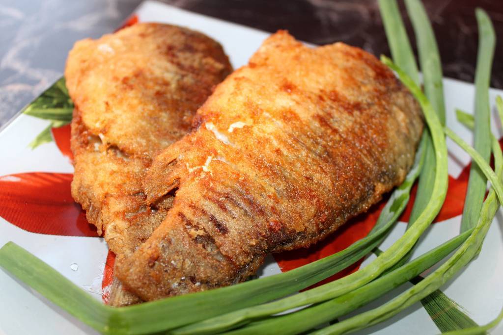 Как вкусно приготовить рыбу на сковороде без жарки: советы, рецепты