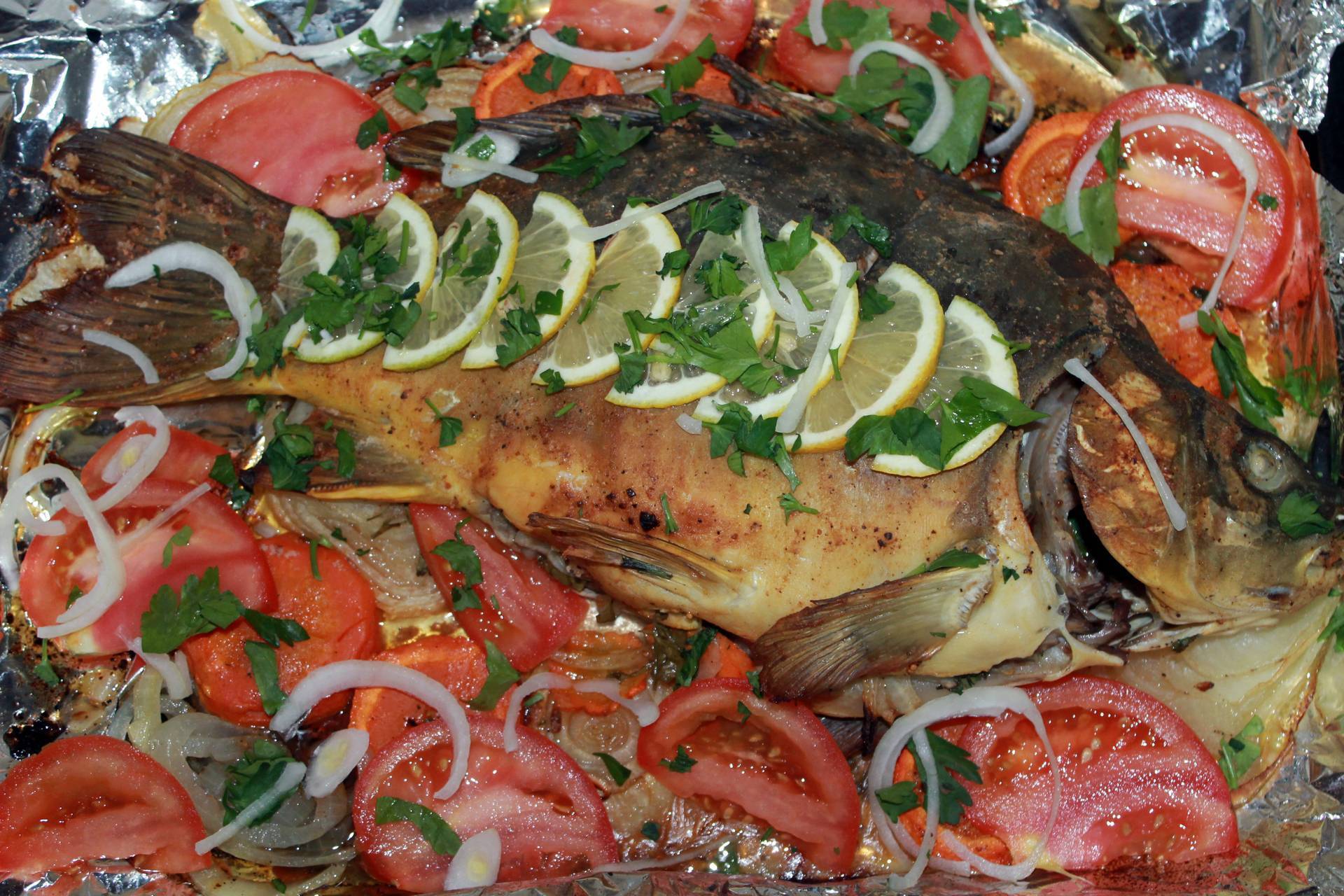Рыба, запеченная с овощами в духовке — 5 вкусных и полезных рецептов в фольге и рукаве