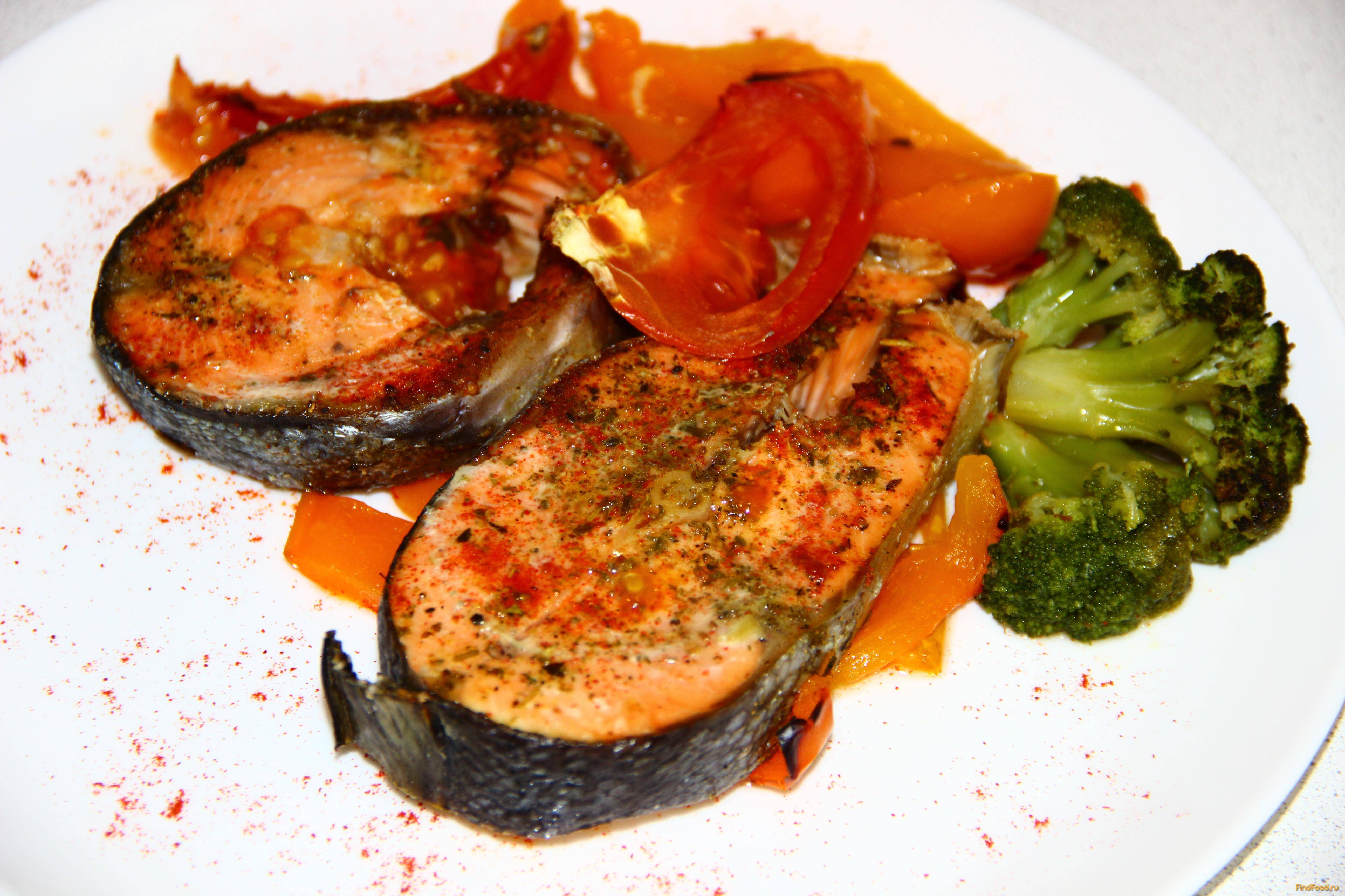 Приготовление рыбы кижуч. Рыба с овощами. Красная рыба с овощами. Рыба запеченная с овощами. Рыба запечённая в духовке с овощами.