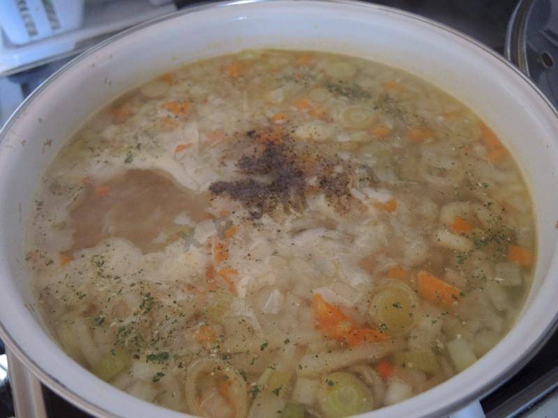 Вкусный суп из минтая. Уха с минтаем. Суп с минтаем. Суп из минтая. Рыбный суп из минтая.