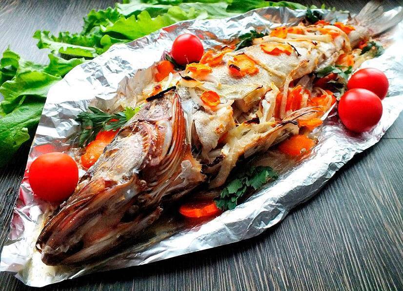 Рыба с овощами в духовке, запеченная в фольге или тушеная - рецепты из филе или стейков