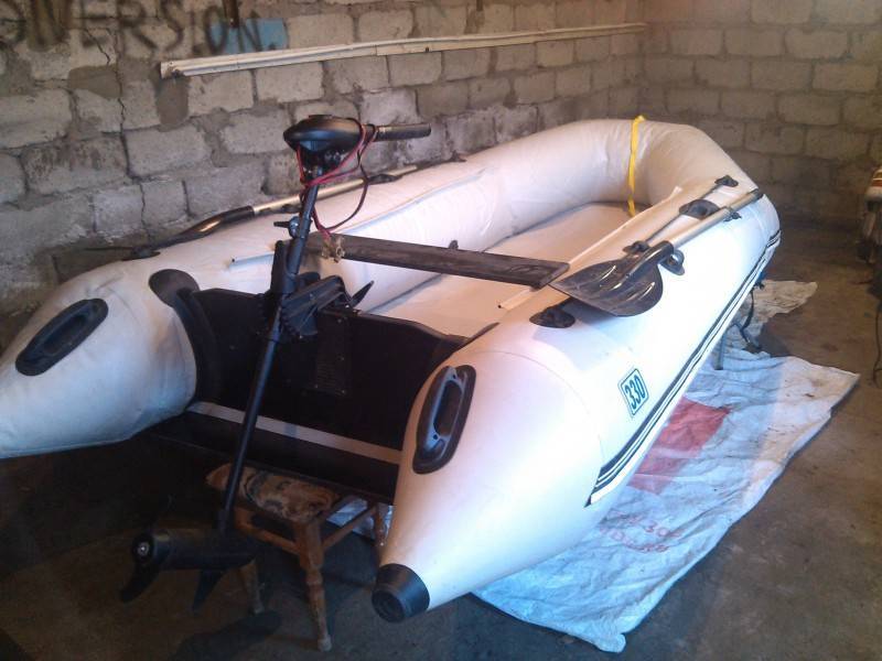 Как хранить лодку пвх зимой: можно ли на морозе, в гараже под потолком, условия хранения моторных, видео