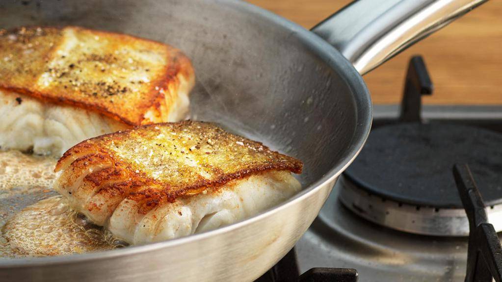 Треска в кляре жареная на сковороде. как приготовить вкусную сочную рыбу