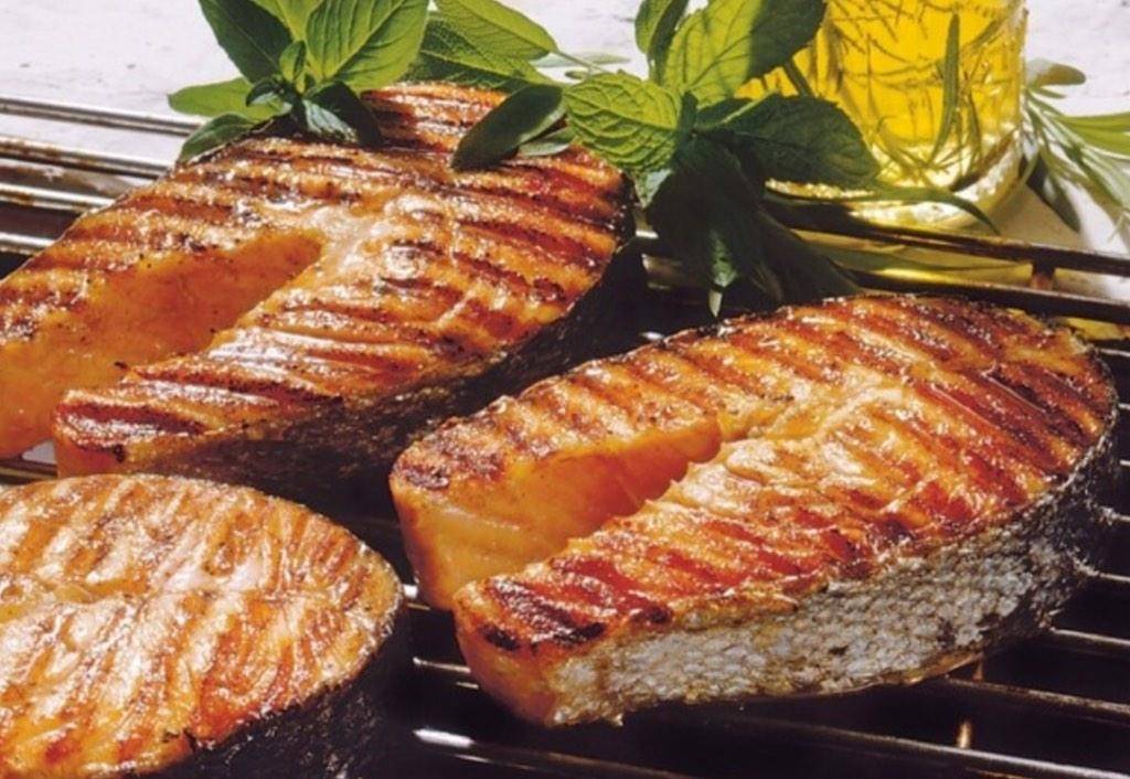 Шашлык из красной рыбы - как сделать маринад для запекания на шампурах или решетке с травами или вином