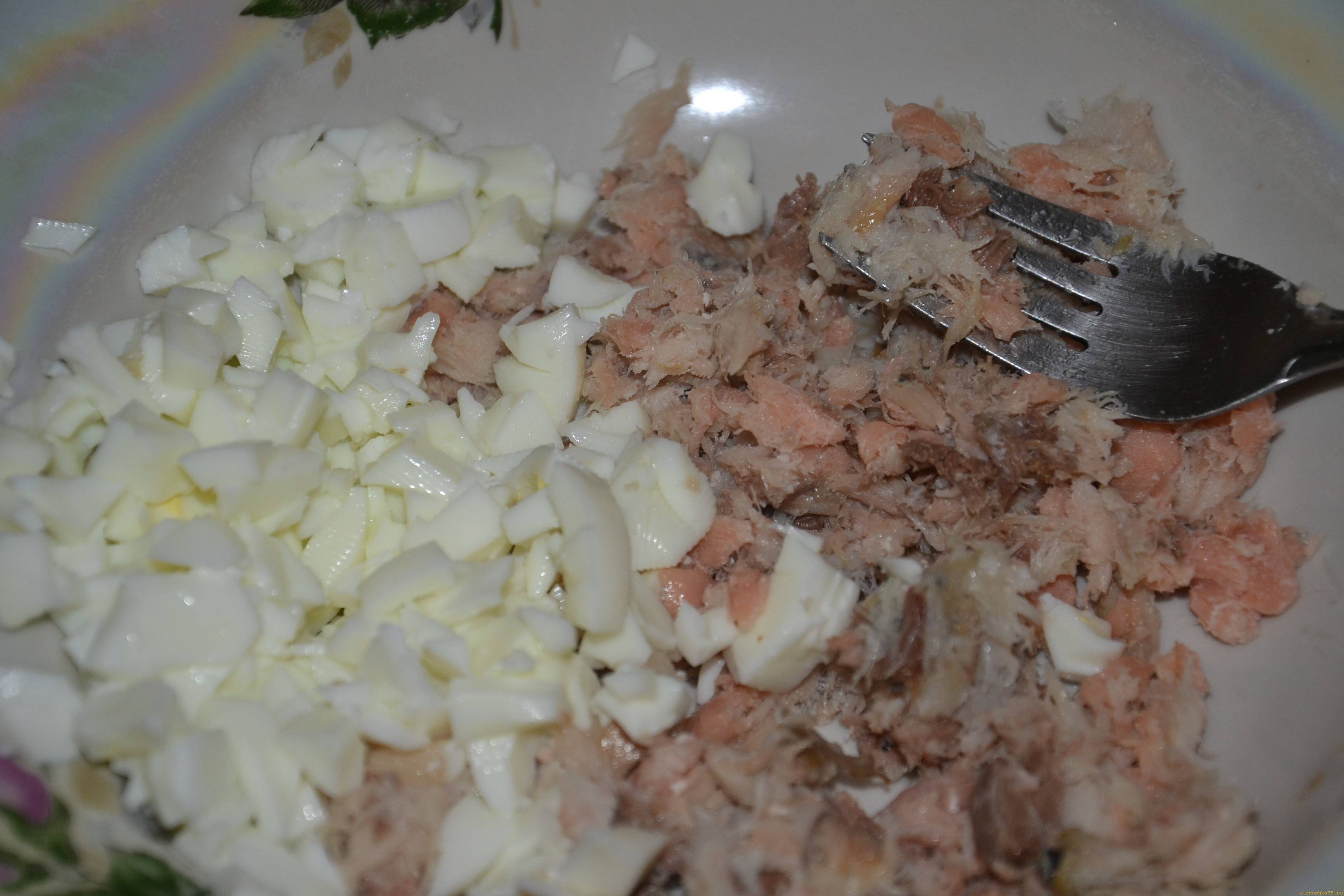 Салат рыбный с картошкой из отварной рыбы. Салат с отварной рыбой. Салат с копченой скумбрией. Рыбный салат из отварной рыбы. Салат из отварной рыбы с картофелем.