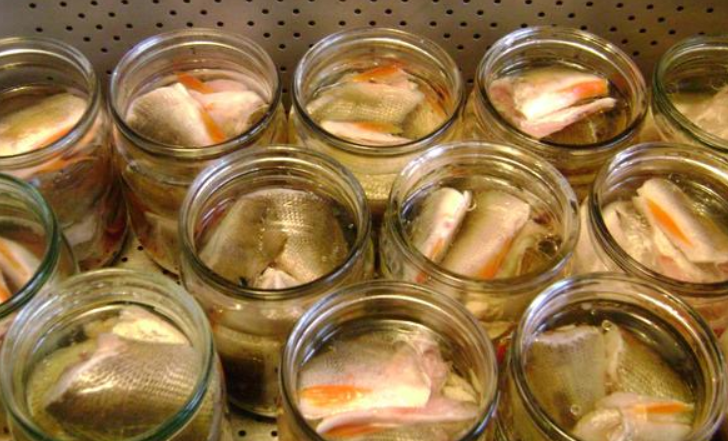 Как приготовить консервы из рыбы уклейки в домашних условиях