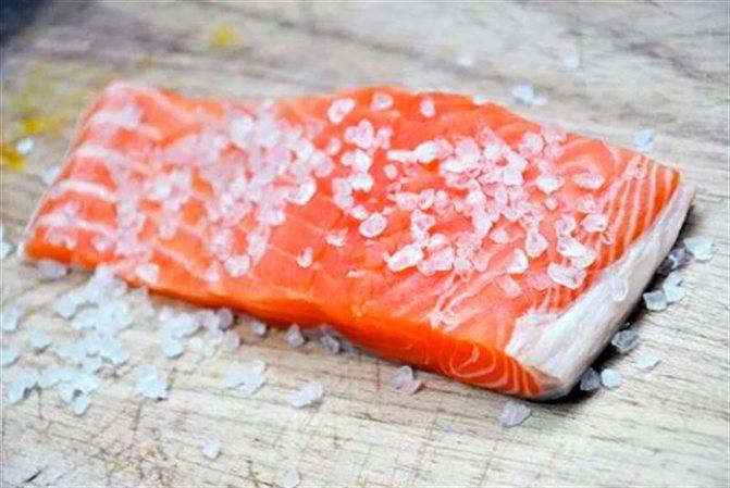 Как солить красную рыбу (горбушу, кету, форель, лосось) в домашних условиях быстро: пошаговый рецепт с фото