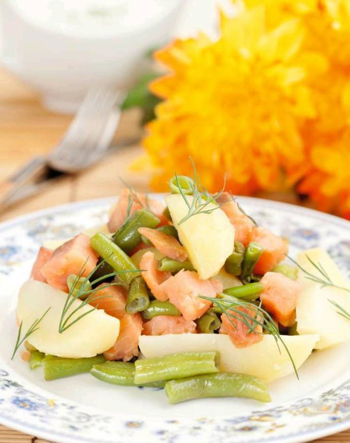 Салат с копченой рыбой (горячего и холодного копчения), рецепты с картофелем и рисом