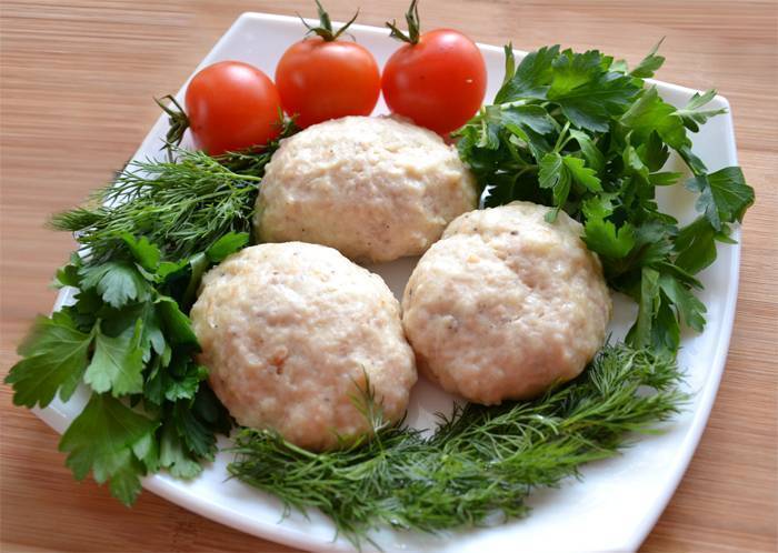Диетические паровые котлеты из рыбы в мультиварке