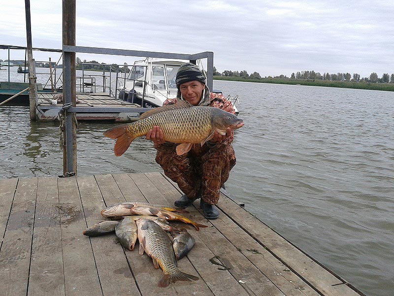 Сесть на рыбалку. Село Каралат Камызякский район. Рыбалка в Астрахани Каралат. Рыбалка с Никольское Астраханская область.