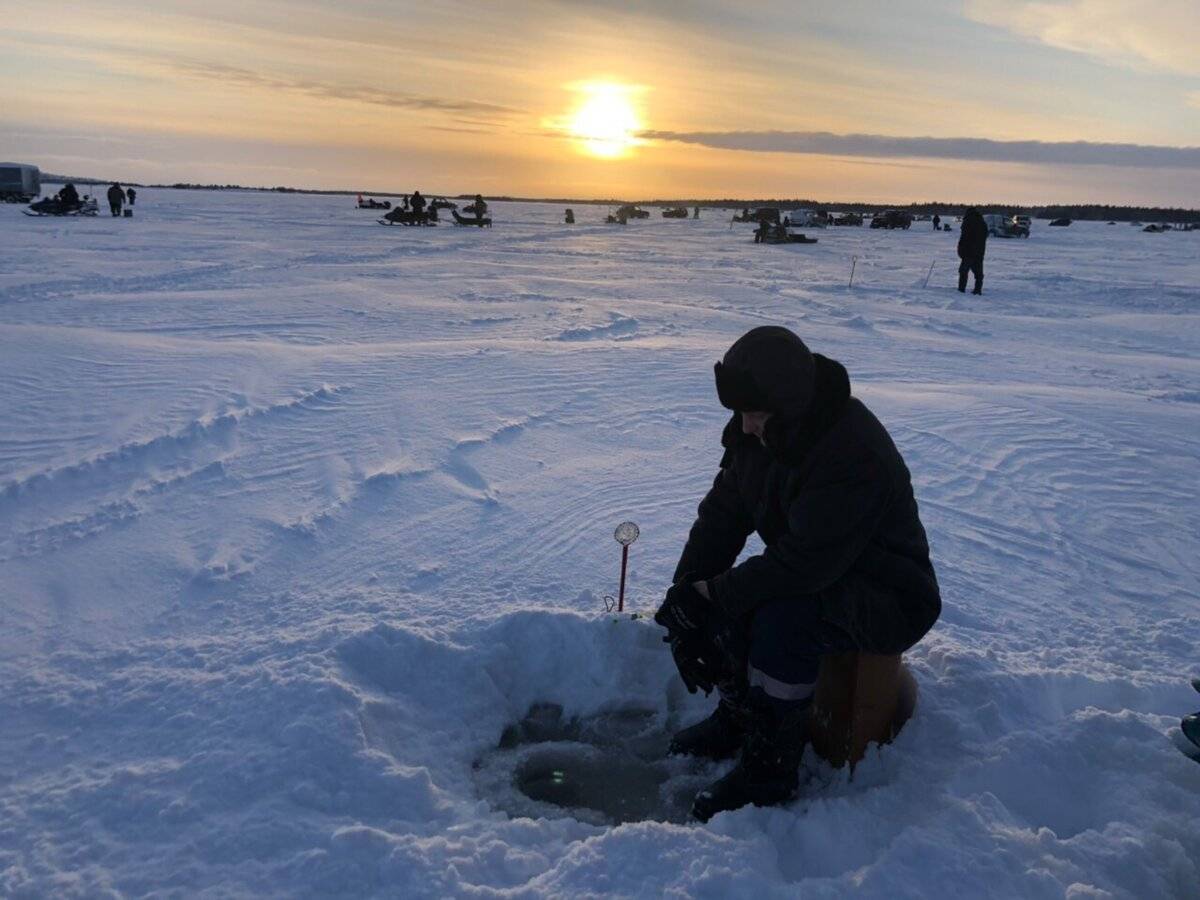 Рыбалка на белом море зимой. Зимняя рыбалка на белом море Северодвинск. Корюшка белое море. Зимняя.рыбалка .на.белой.. Рыбалка на море зимой.