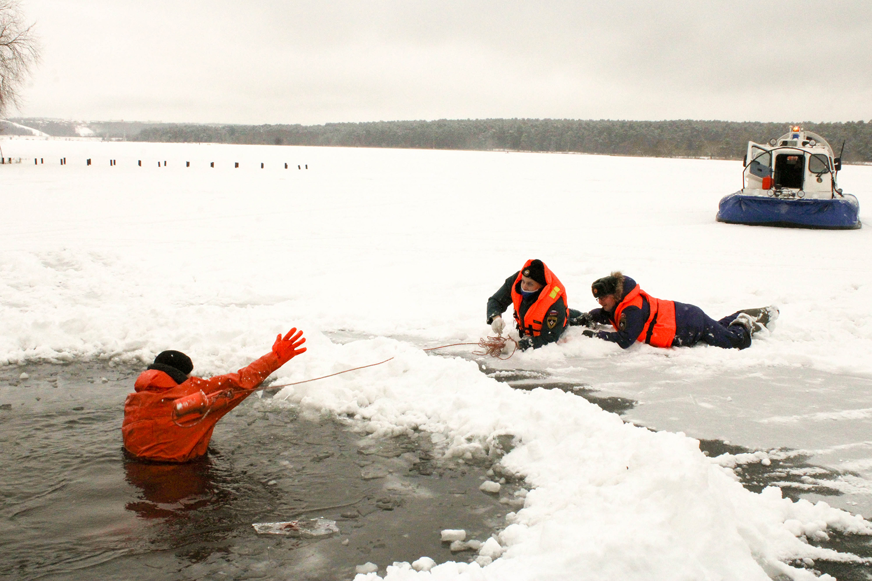 Утонули какого времени. Рыбак провалился под лед.
