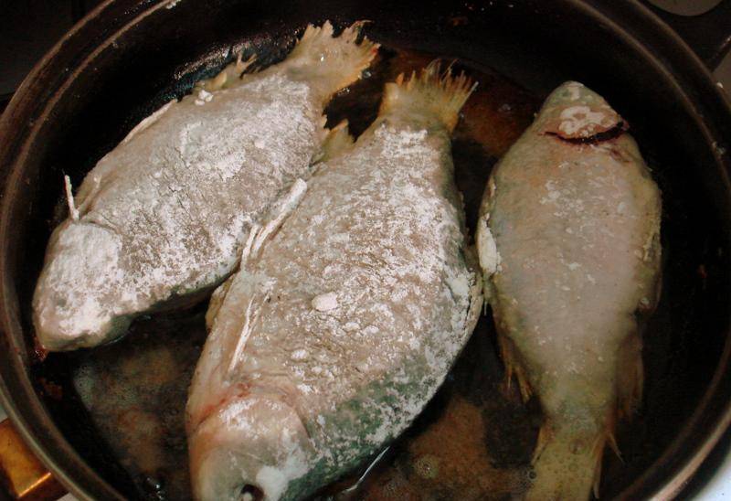 Как вкусно пожарить хек на сковороде: рецепт приготовления в муке