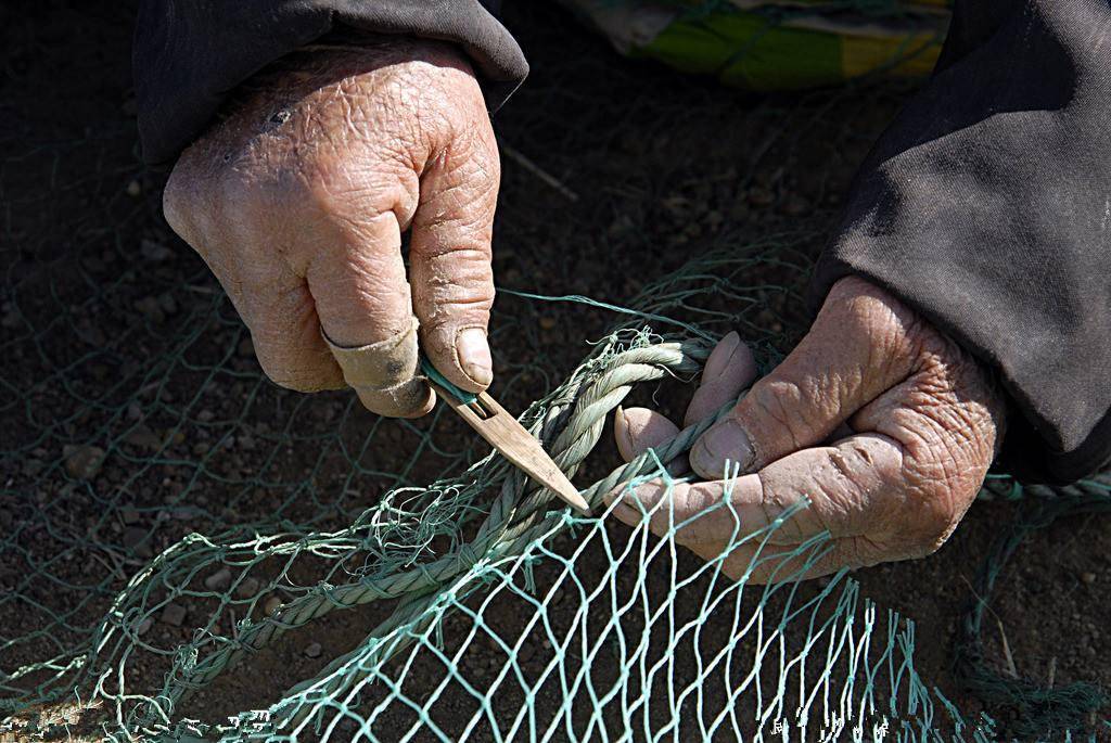 Сеть ловушка своими руками. сетка для ловли рыбы