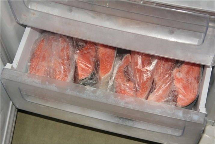 Сколько хранится копченая рыба в холодильнике: можно ли замораживать холодного или горячего копчения, срок годности