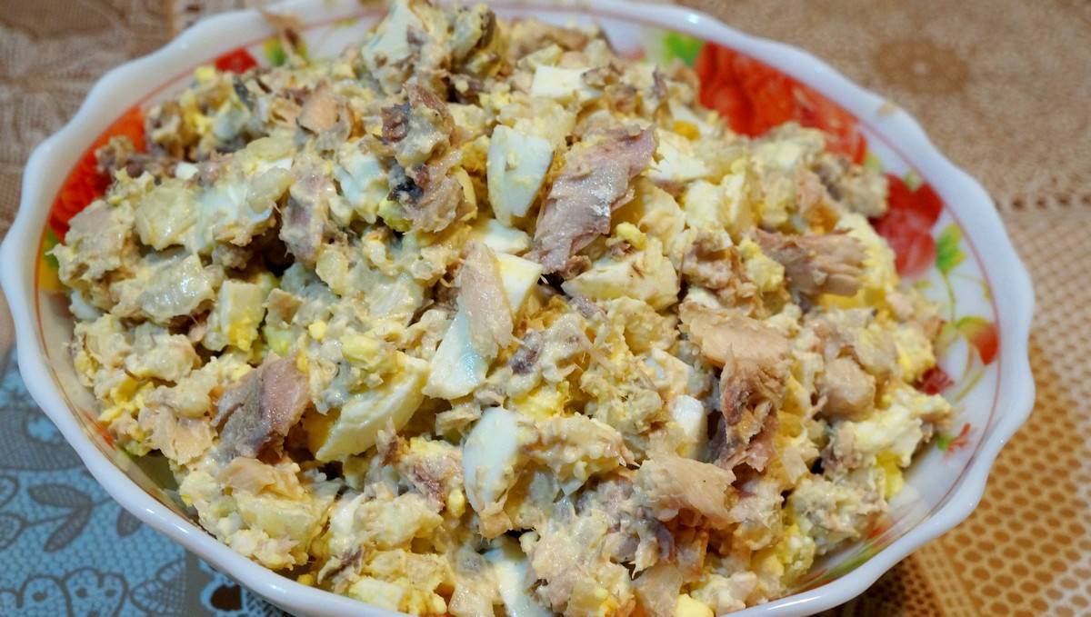 Салат с консервированной сайрой, рисом и яйцами: рецепты