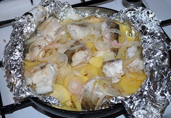 Рыба с картофелем в духовке: 9 сытных рецептов |